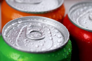 Serin ve ferahlatıcı karbonatlı içecekler vücudunuza iyi gelir.