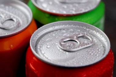 Serin ve ferahlatıcı karbonatlı içecekler vücudunuza iyi gelir.