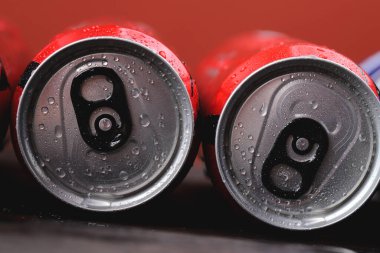 Kırmızı arka planlı soğuk bir içecek.