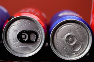 Kırmızı arka planlı soğuk bir içecek.