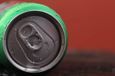 Soğuk konserve bira buzdolabında içmeye hazır.