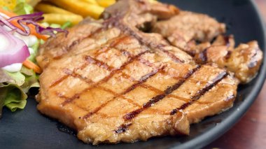  Akşam yemeğinde sebze salatası ve domuz eti.