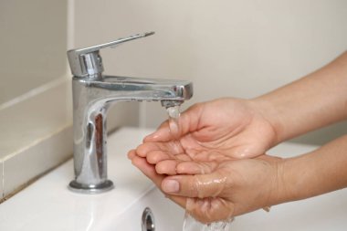 Mikropları önlemek için ellerini sık sık yıka.