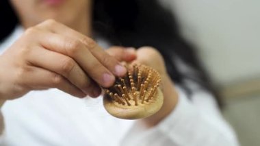 Saç dökülmesi, kuruluk ve kıvırcık saçlı kadınlar.