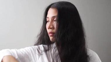 Saç dökülmesi, kuruluk ve kıvırcık saçlı kadınlar.