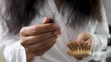 Saç dökülmesi, kuruluk ve kıvırcık saçlı kadınlar.