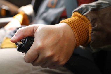 El freni, ayağını fren pedalına basmadan arabanı durdurmana yardımcı olur..