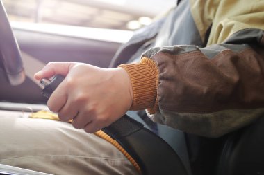 El freni, ayağını fren pedalına basmadan arabanı durdurmana yardımcı olur..