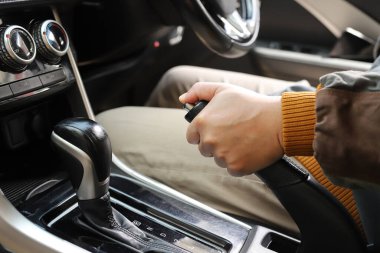 El freni, ayağını fren pedalına basmadan arabanı durdurmana yardımcı olur..