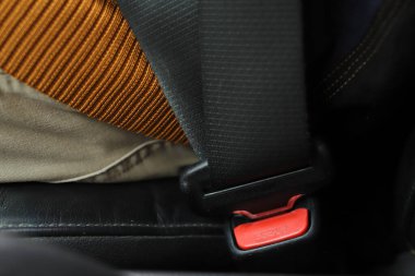 Emniyet kemeri takmak bir kazanın şiddetini azaltmada önemli bir faktördür.