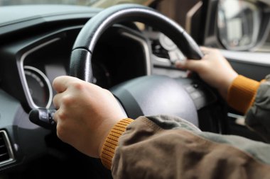 İnsanoğlu yolda güvenli bir şekilde sürüyor.