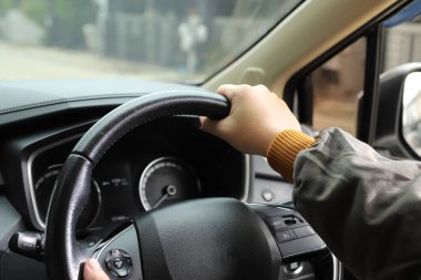 İnsanoğlu yolda güvenli bir şekilde sürüyor.