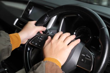 Araba kornasının ani sesi yayaları ürküttü ve dönüp baktılar.