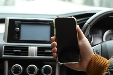 Sürücü arabadaki cep telefonunu kullanarak yönleri arıyor