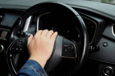 Araba kornasının ani sesi yayaları ürküttü ve dönüp baktılar.