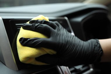 Personel araba bakım dükkanında arabaları temizlemek için mikrofiber bez kullanıyor..