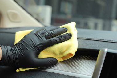 Personel araba bakım dükkanında arabaları temizlemek için mikrofiber bez kullanıyor..