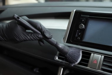 Personel araba bakım dükkanında arabaları temizlemek için mikrofiber bez kullanıyor..