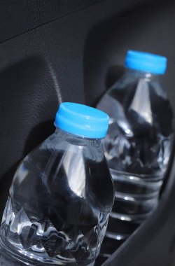Arabadaki su şişesi.