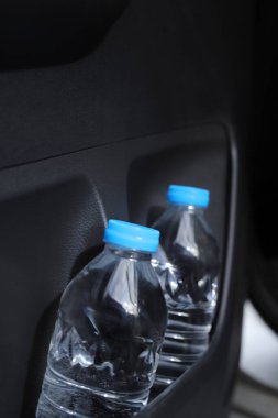 Arabadaki su şişesi.