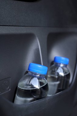 Arabadaki su şişesi.