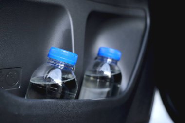 Arabadaki su şişesi.