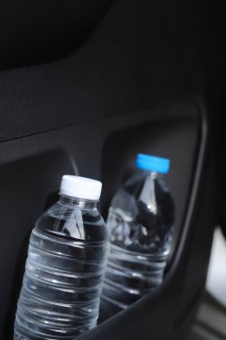 Arabadaki su şişesi.