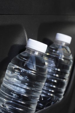 Arabadaki su şişesi.