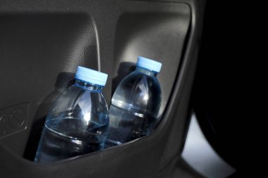 Arabadaki su şişesi.
