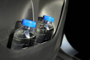 Arabadaki su şişesi.