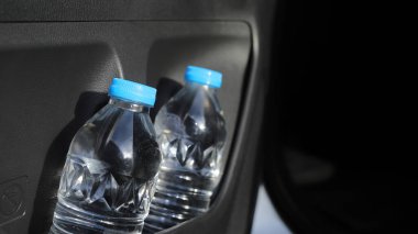 Arabadaki su şişesi.
