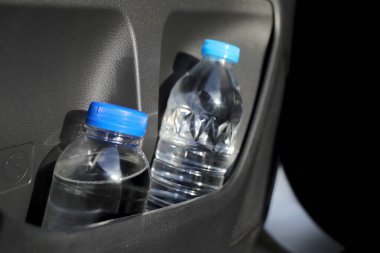 Arabadaki su şişesi.