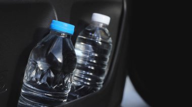 Arabadaki su şişesi.