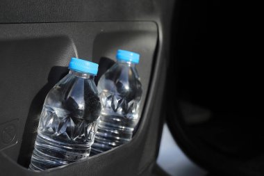 Arabadaki su şişesi.