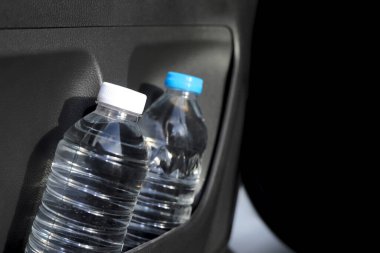 Arabadaki su şişesi.