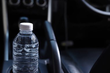 Arabadaki su şişesi.