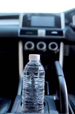 Arabadaki su şişesi.