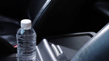 Arabadaki su şişesi.