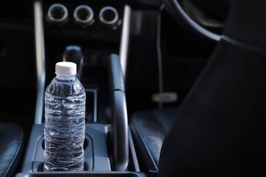 Arabadaki su şişesi.