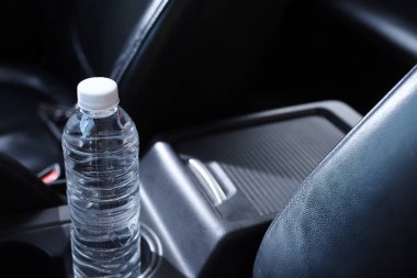 Arabadaki su şişesi.