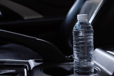 Arabadaki su şişesi.