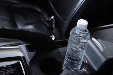 Arabadaki su şişesi.