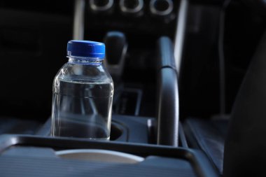 Arabadaki su şişesi.