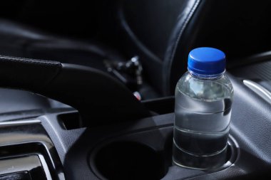 Arabadaki su şişesi.