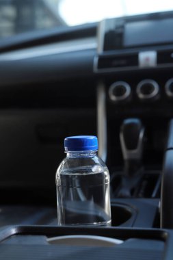 Arabadaki su şişesi.