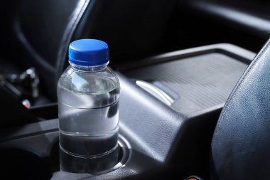 Arabadaki su şişesi.