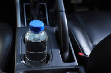 Arabadaki su şişesi.