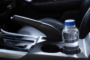 Arabadaki su şişesi.