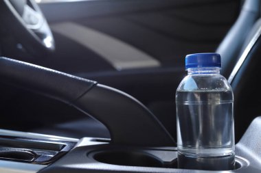 Arabadaki su şişesi.
