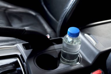 Arabadaki su şişesi.